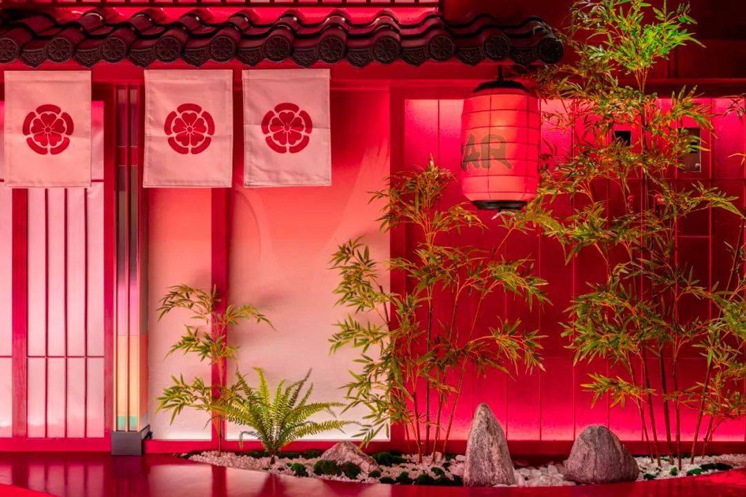 整体营造出落日余晖下的街道,极具日本古典特色,在场景中布置了很多