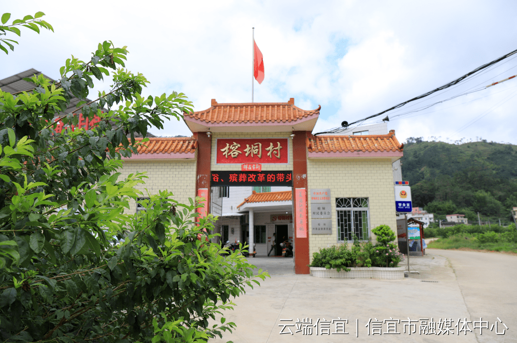 信宜这位村书记,八方化缘修"天路"!