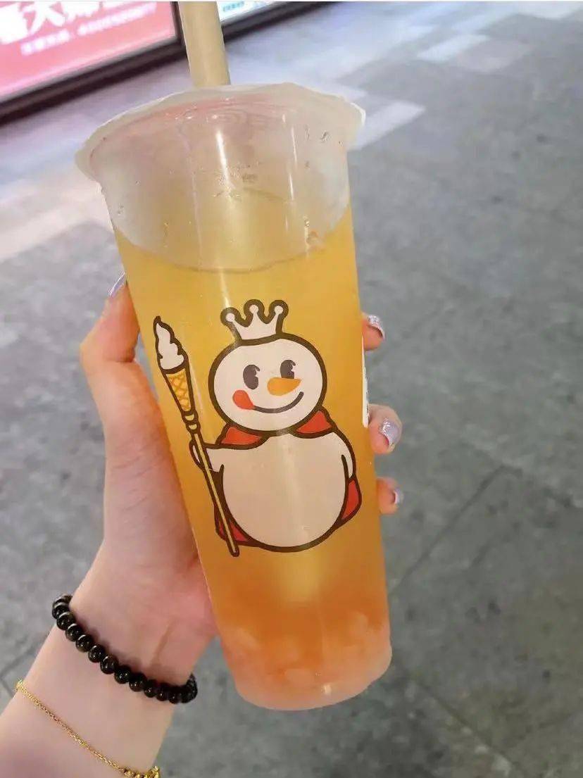 蜜雪冰城家的  顶流蜜桃四季春简直就是为我量身打造的,砸在了我的