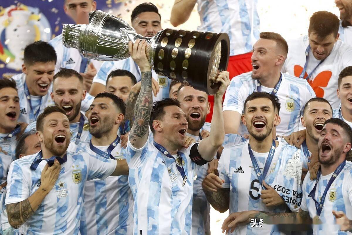 阿根廷时隔28年再次登顶美洲杯梅西亲吻奖杯品尝冠军滋味  当地时间