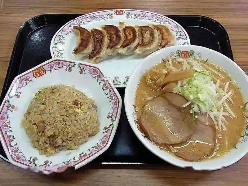 日本人的定食套餐里,煎饺 炒饭 拉面的三件套组合,不知道哪一样是主食