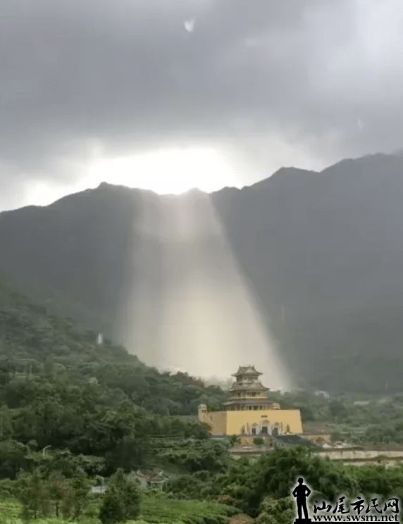 莲花山雨后惊现罕见佛光.