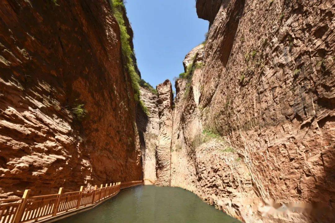 黄崖洞风景区既是优美的自然景区又是一处革命战争圣地,这里是八路军