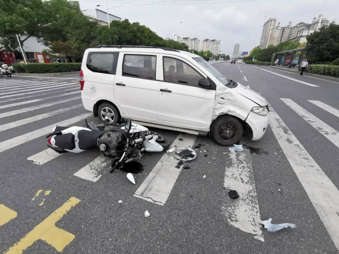 巨大的惯性将摩托车上2人甩出,摩托车后排乘客在空中旋转360度后,重重