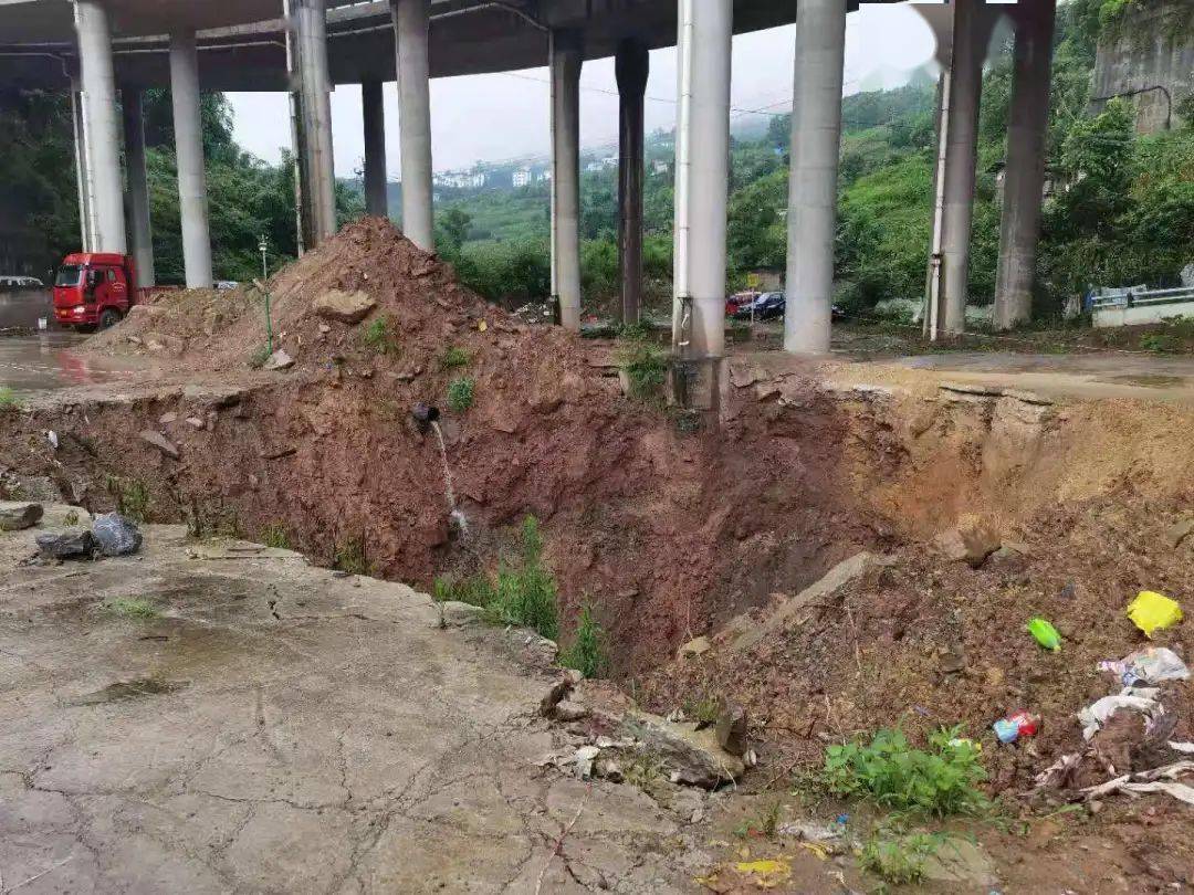 暴雨突袭涪陵引发多处险情他们火速出击全力抢险