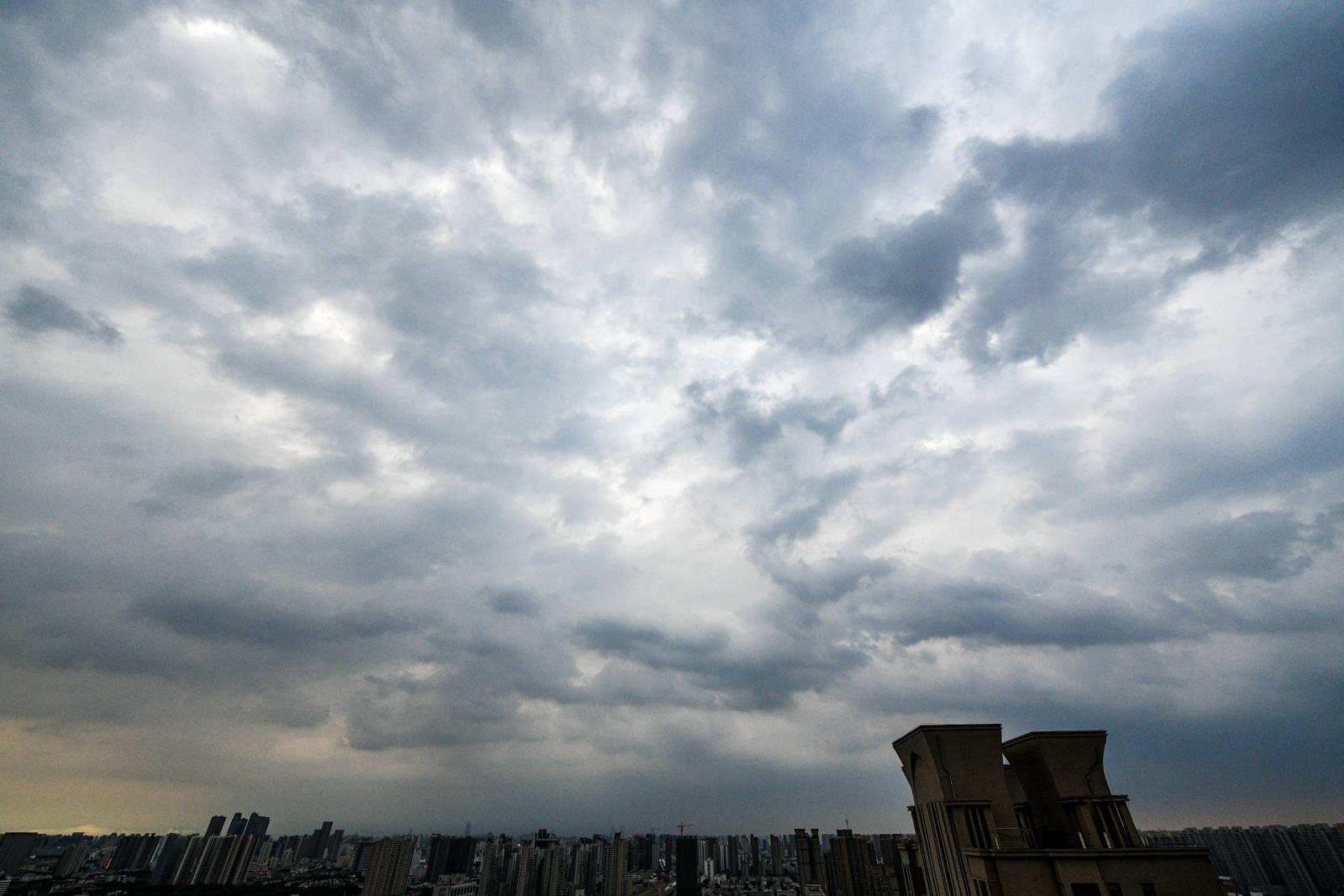 三伏天迎来强降雨河南郑州市区乌云密布白天变黑夜