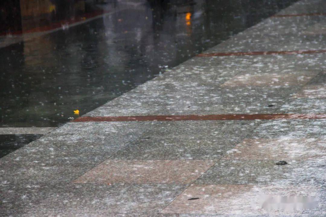 连夜暴雨盐亭人紧急扩散高速路口关闭下穿隧道积水山体滑坡还有这些