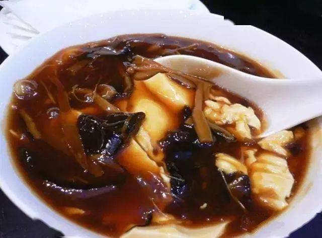 作为咱老北京小吃,豆腐脑和老豆腐在老北京已经有几百年历史了.