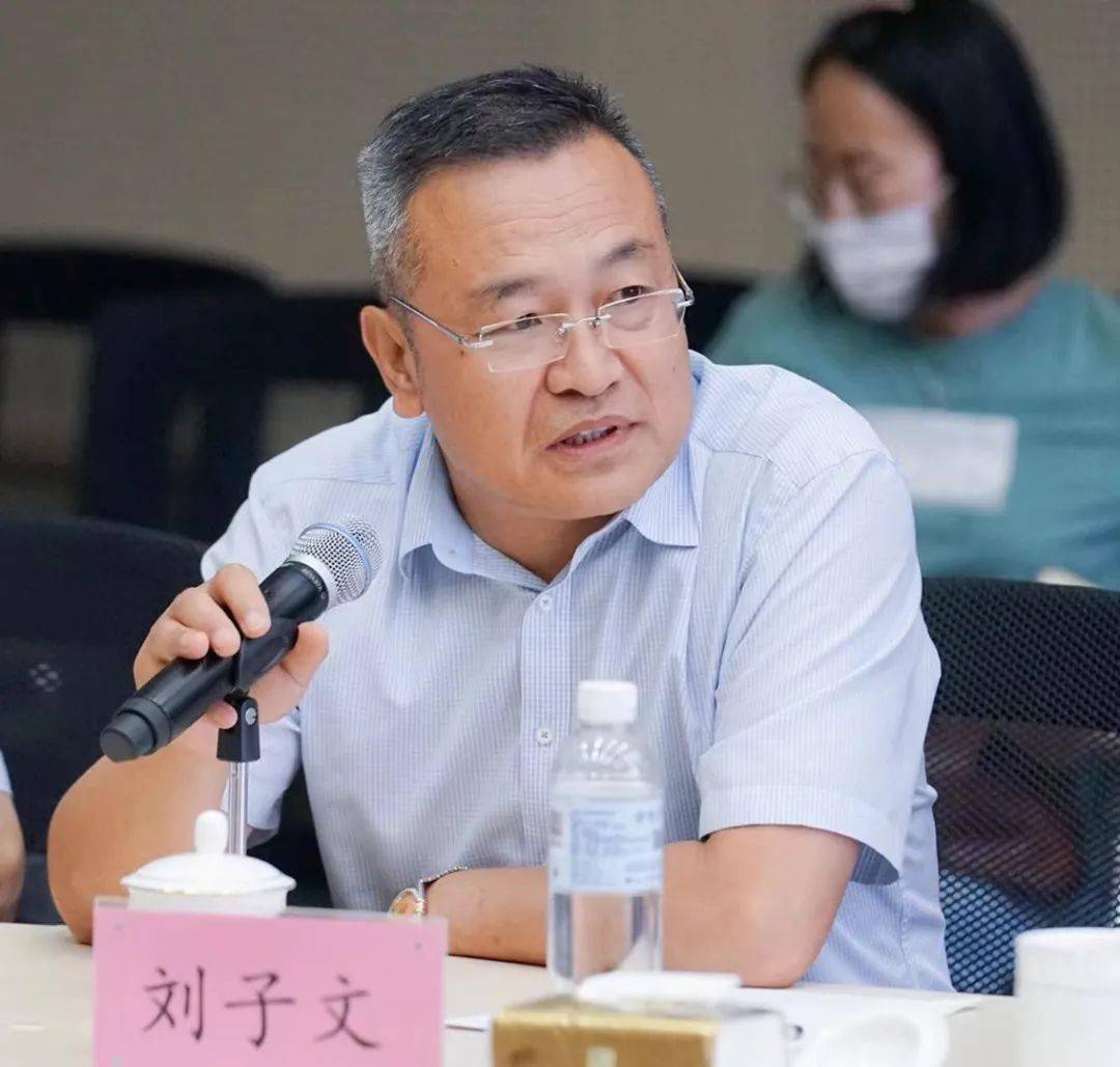 教育社梁晓声我那些成长的烦恼新书发布暨作品研讨会在济南召开