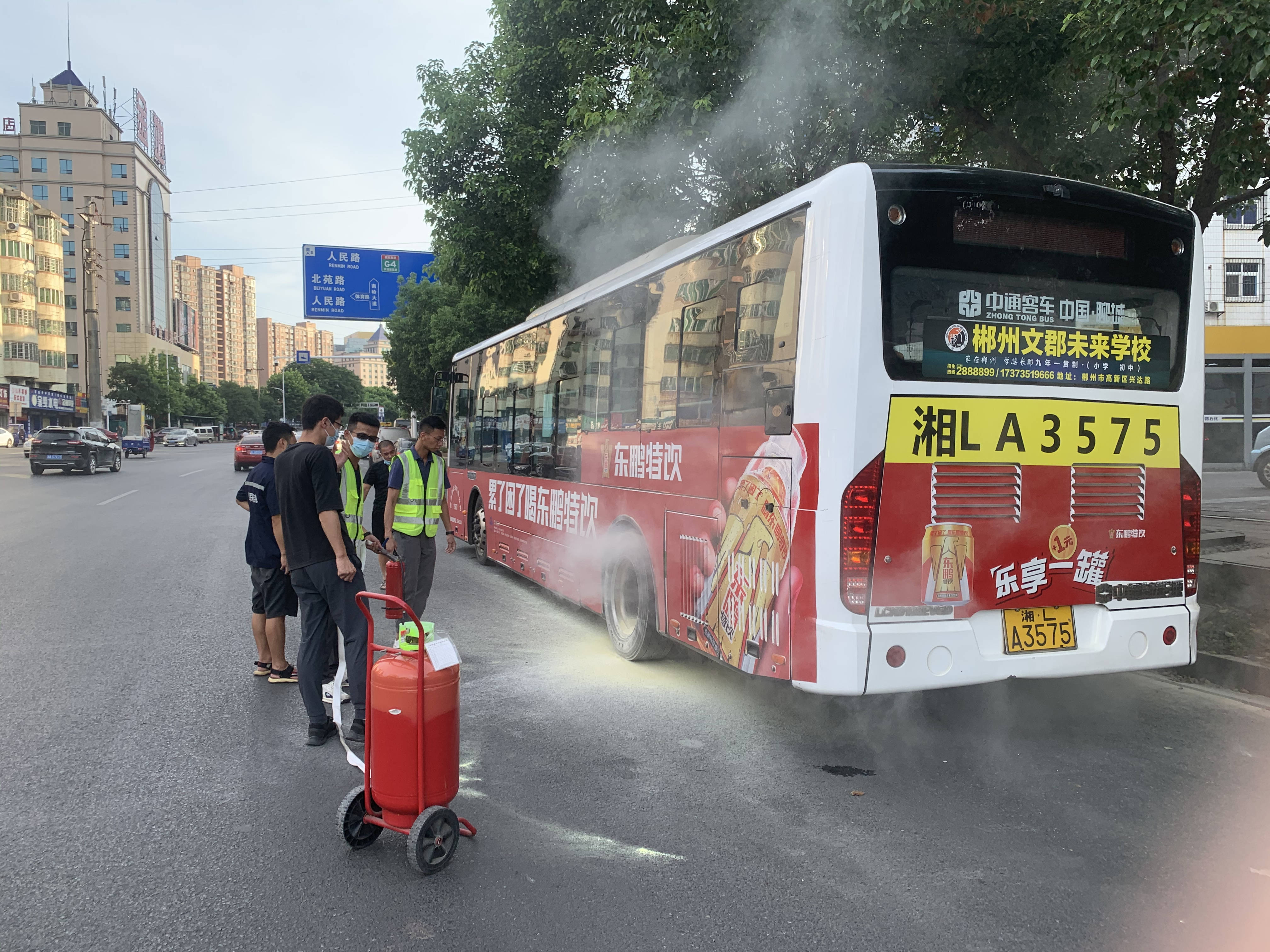 郴州一公交车行驶中突然冒烟加油站安全员秒变消防员