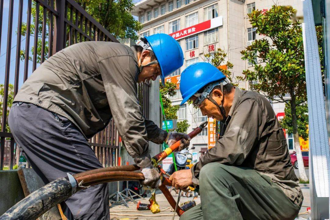 汗水湿透衣背!九江供电人员炎炎夏日战高温保供电