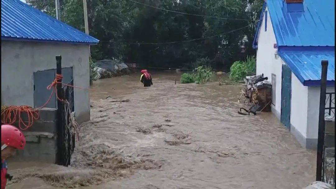 莫旗暴雨突袭消防救援大队紧急营救被困群众