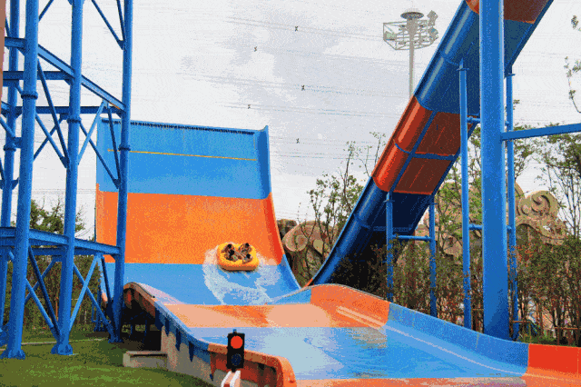 酣畅淋漓的冲浪,感受海啸的刺激 气势磅礴,飞流直下三千尺 滑滑梯,水