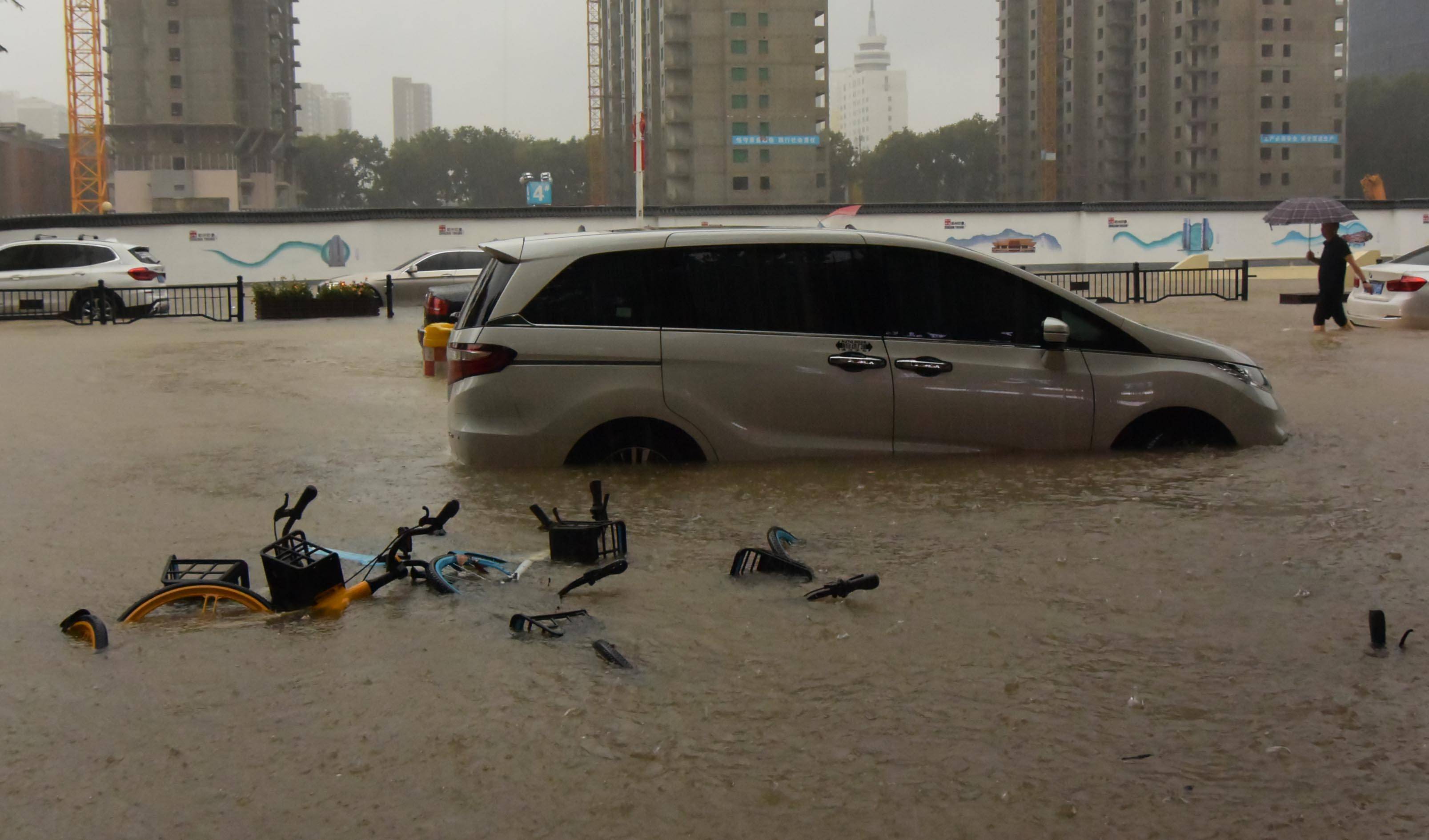 郑州遭遇历史极值暴雨