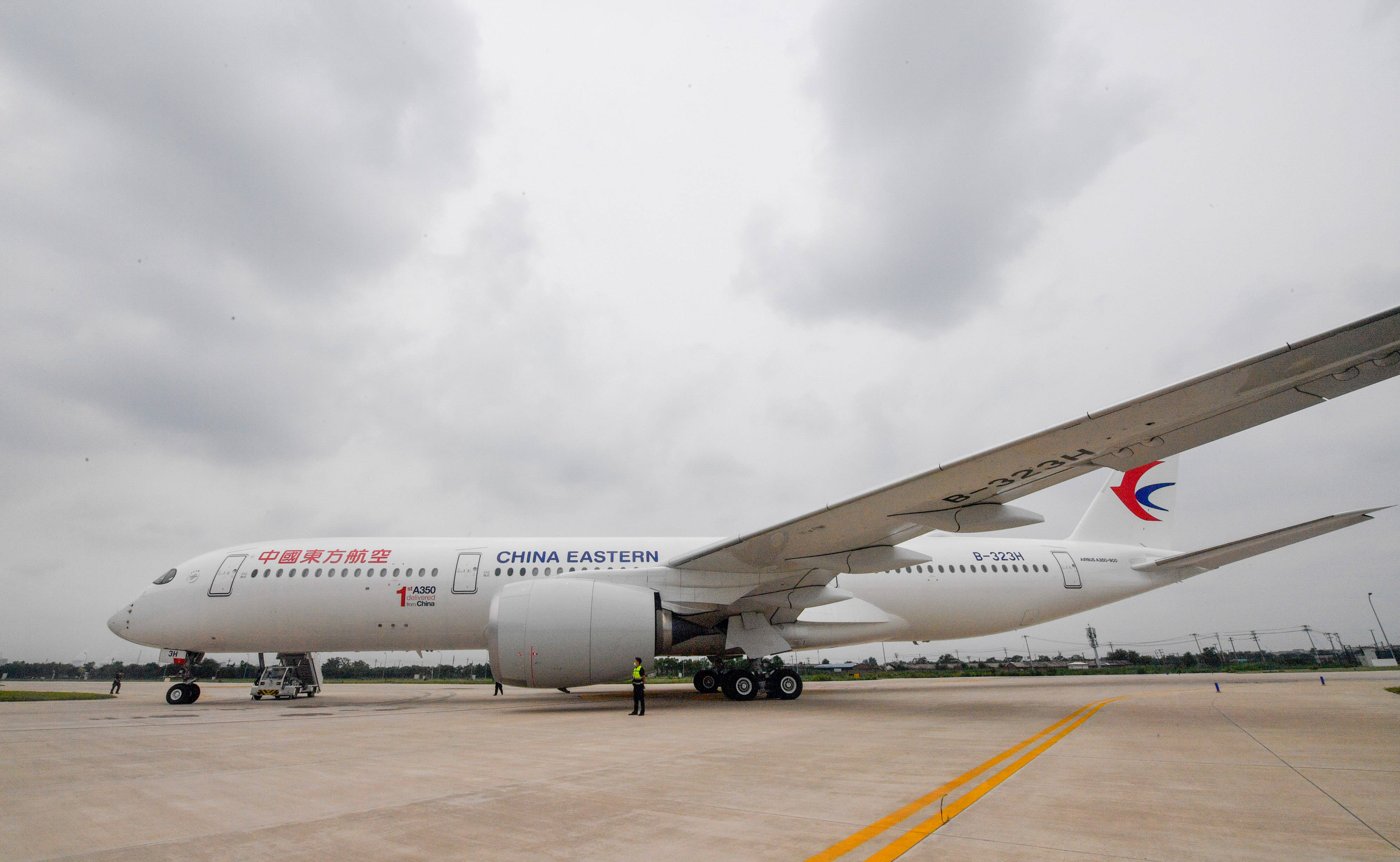 空客首架在中国交付的a350飞机由东方航空接收