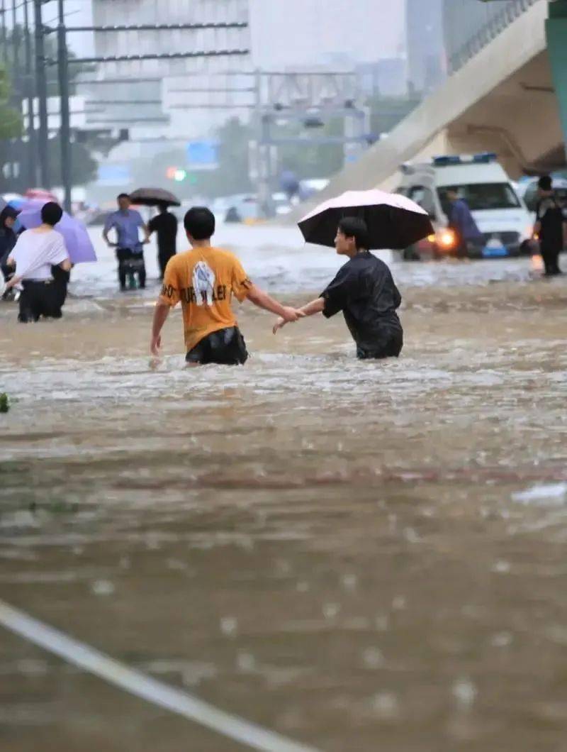 河南郑州遭遇千年一遇的极端暴雨,但我看到了中国少年最好的样子!