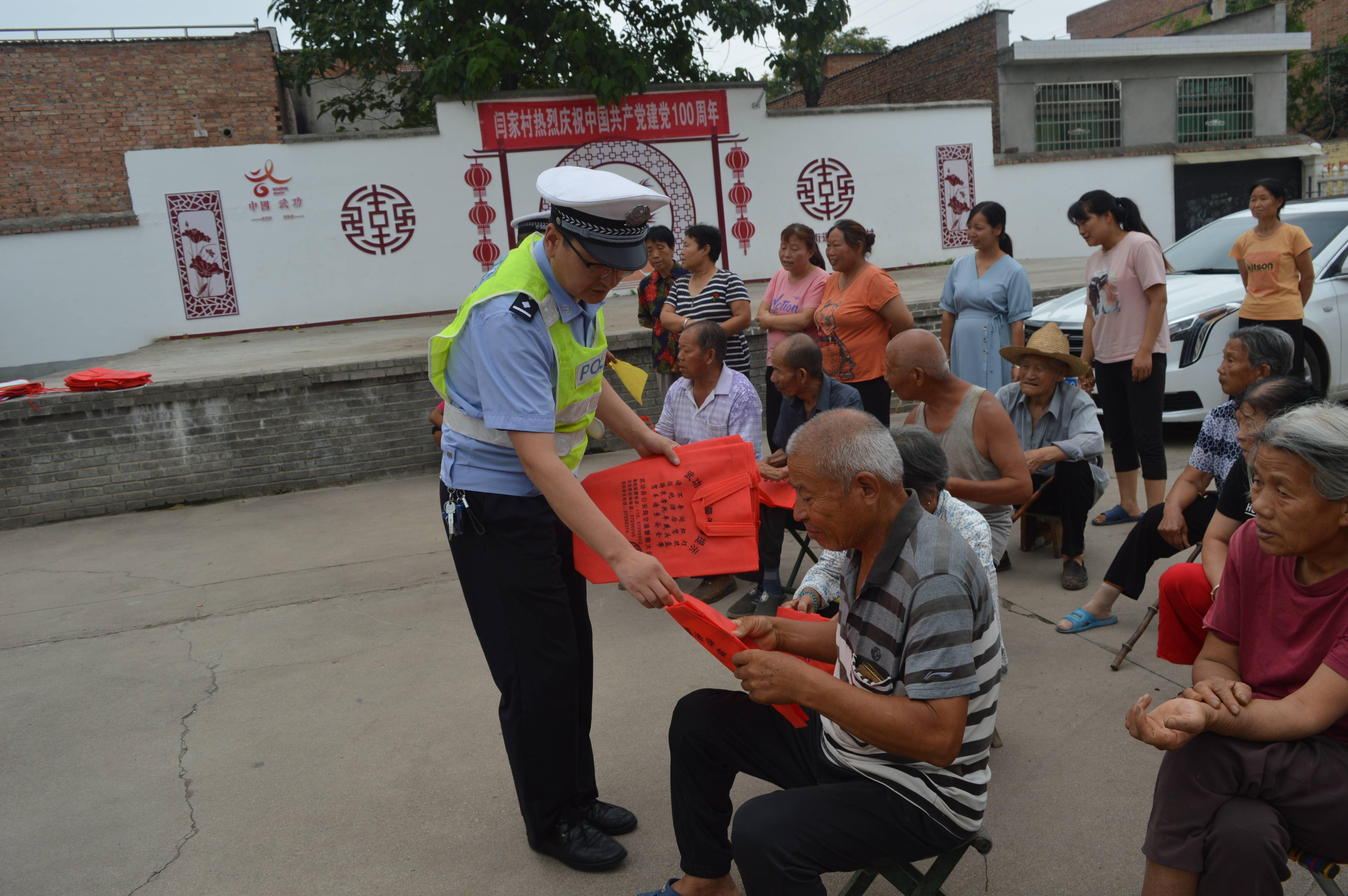 武功县公安局交警大队宣传民警走进辖区普集街道办闫家村,在村委会