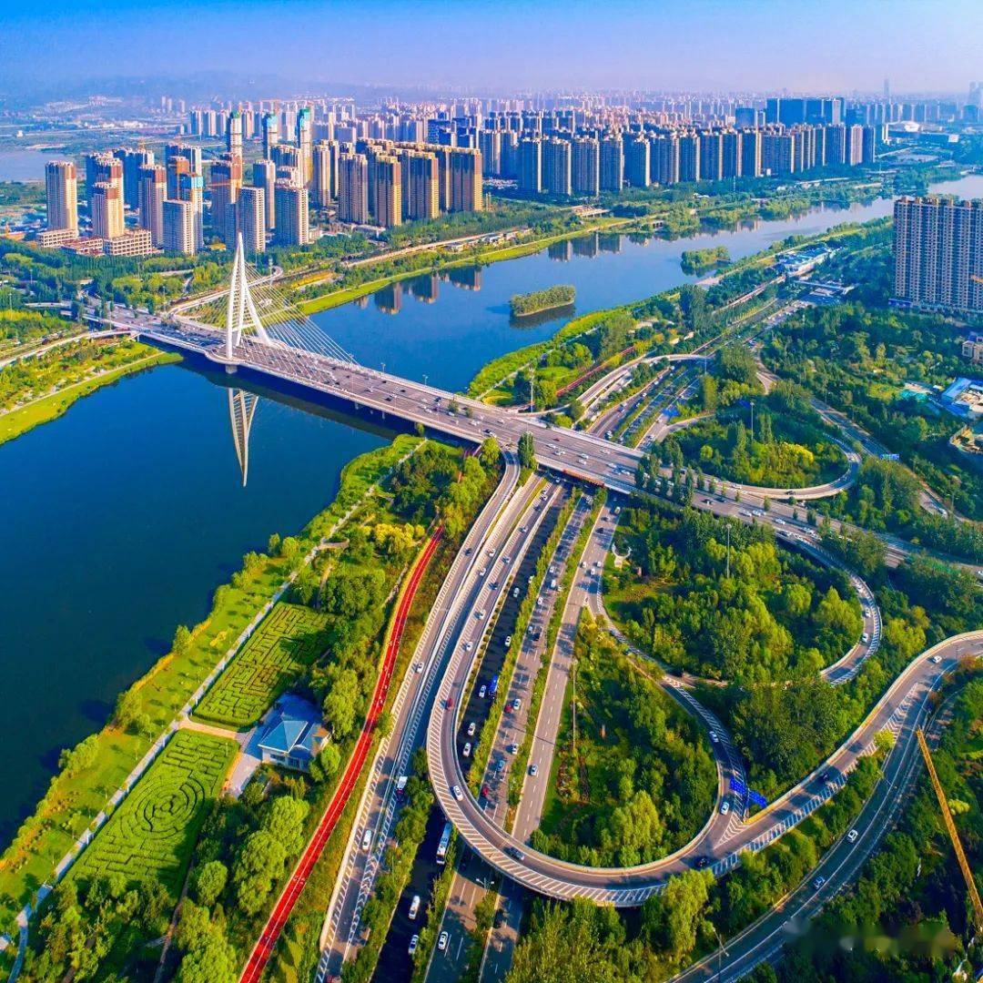 汾河皇冠桥段位于山西省太原市长风文化商务区南侧,西临晋阳湖,东依
