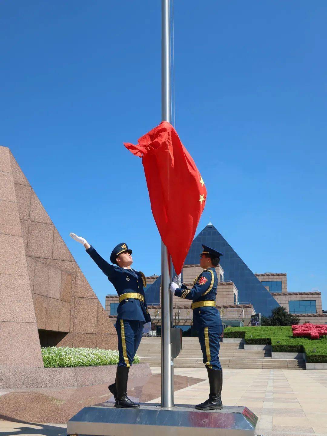 在国旗下成长 这场升旗仪式展现了青年担当