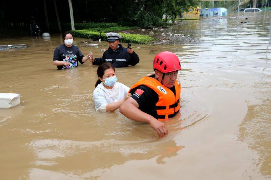 暴雨来袭 河南公安全警上阵抗灾救援