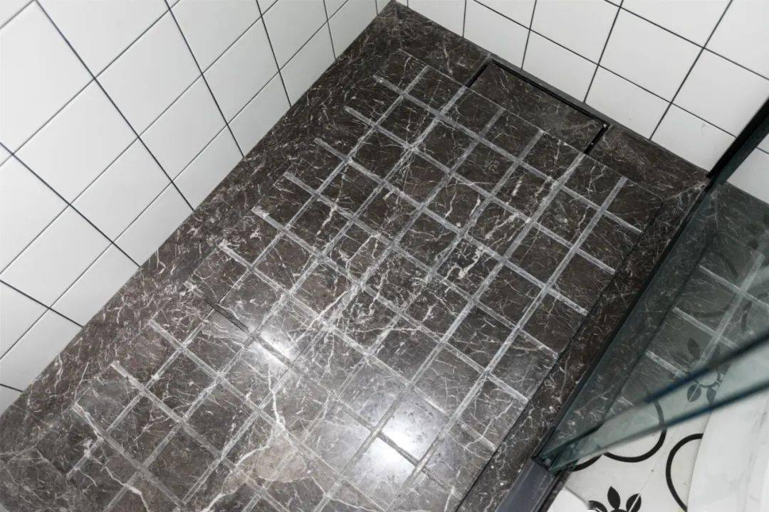 淋浴房里面以防滑大理石的地板布置,让淋浴空间更加实用而又雅致.