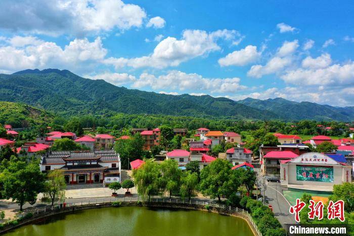 7月24日,盛夏时节,航拍江西省萍乡市芦溪县芦溪镇东阳村蜜桃产业扶贫