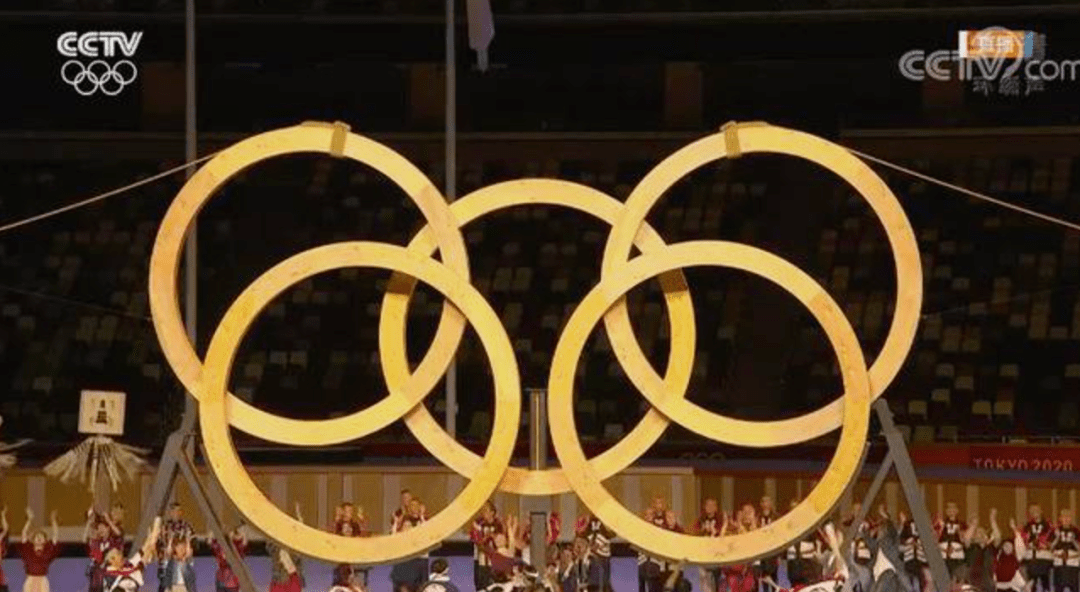 东京奥运会开幕式上的"奥运五环"图案. 原       [日] 古川隆久