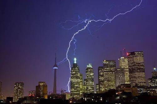 雷雨天气看电视会怎么样 