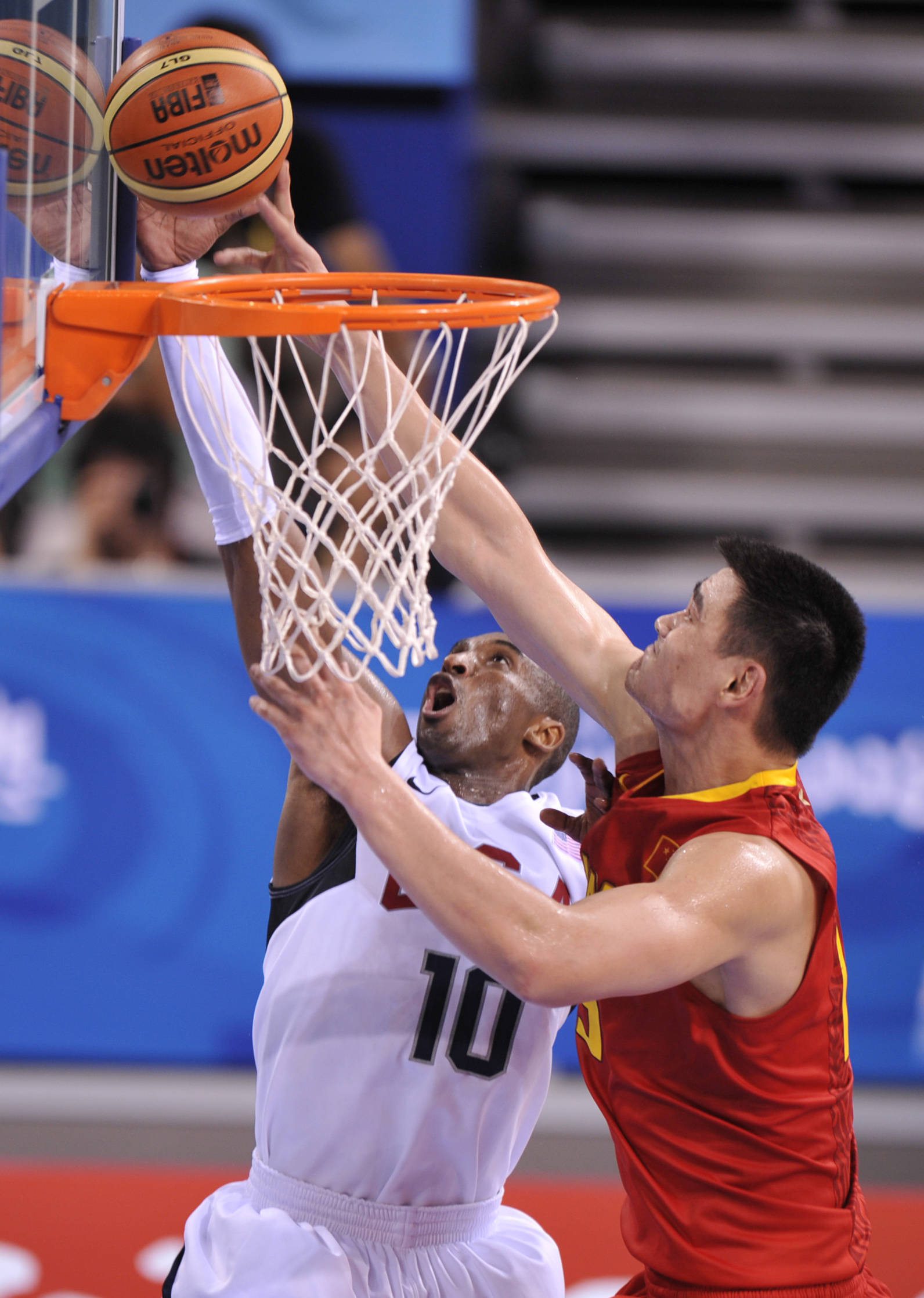 2008年北京奥运会,美国男篮科比与中国男篮姚明空中交锋.图自东方ic
