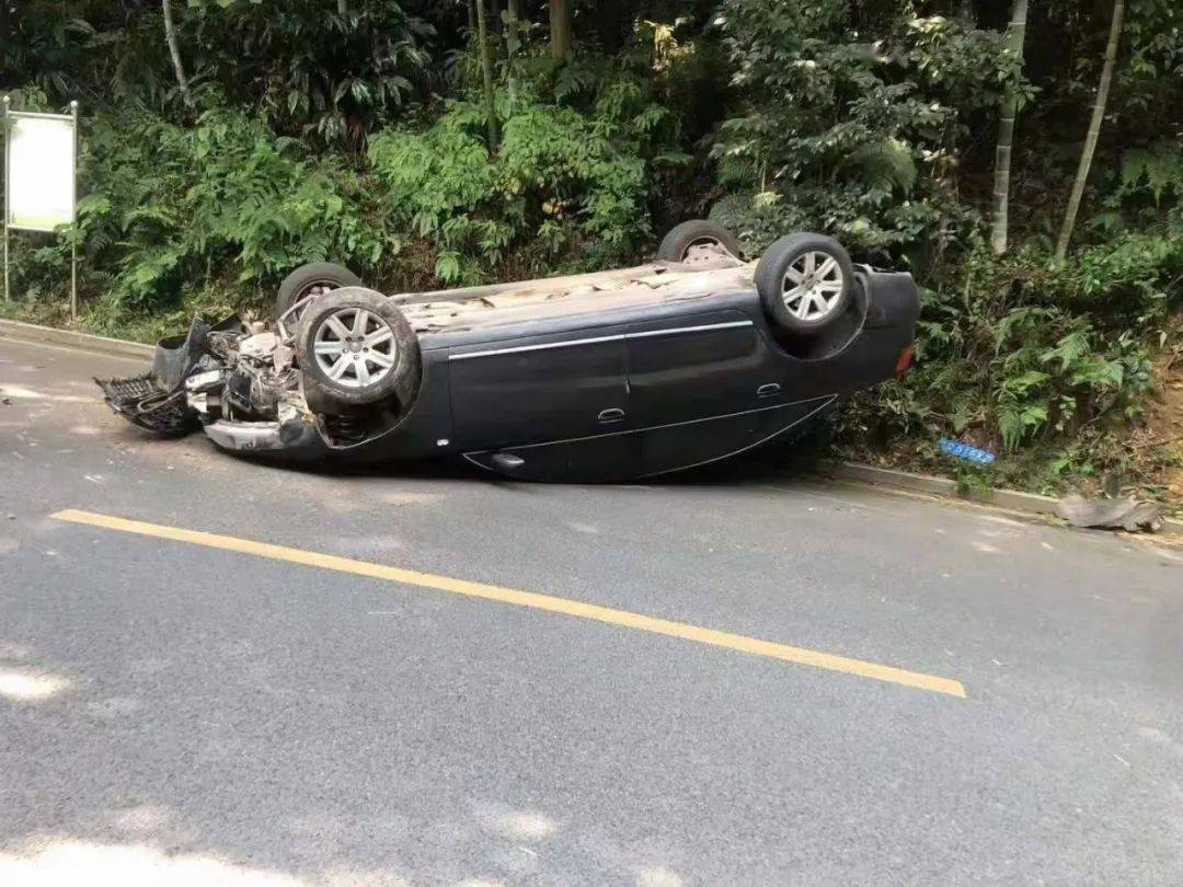 宜宾翠屏山一小车发生车祸四脚朝天车头撞稀烂接近报废