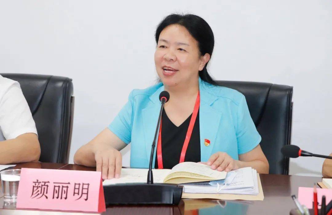 区委书记颜丽明, 区委副书记,代理区长郭宁分别深入各代表团与代表们