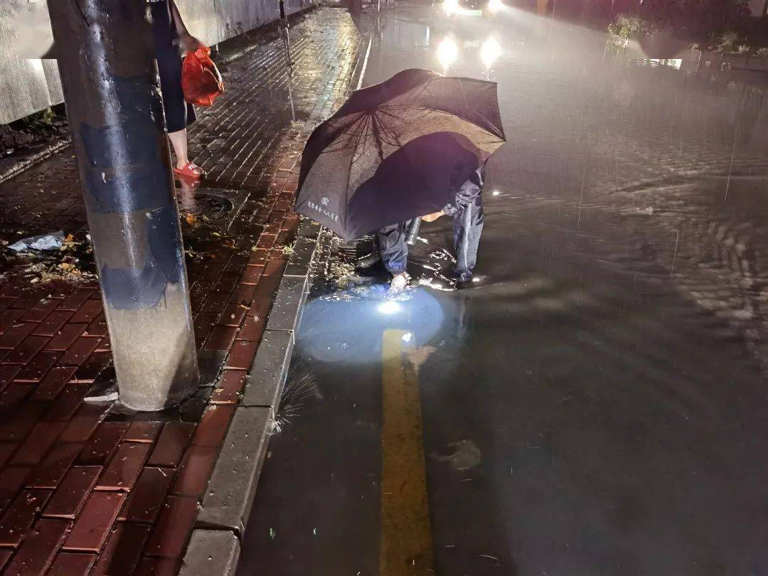 顺义昨夜升级暴雨红色预警!风雨中,有他们逆行的身影