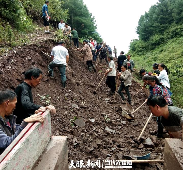 我为群众办实事赫章县河镇乡党员群众齐上阵清理塌方保通畅