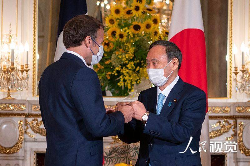 日本首相菅义伟在东京会见法国总统马克龙.图片来源:视觉中国