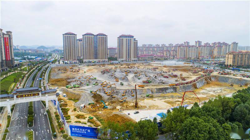 连日来,在位于贵安新区花溪大学城的万达天阶项目建设现场,施工单位