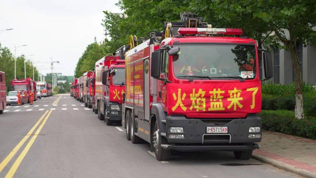 上海消防总队跨区域增援力量转战新乡 安阳市民深情欢送