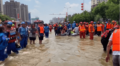 救援仍在进行!河南卫辉积水严重,水位下降缓慢