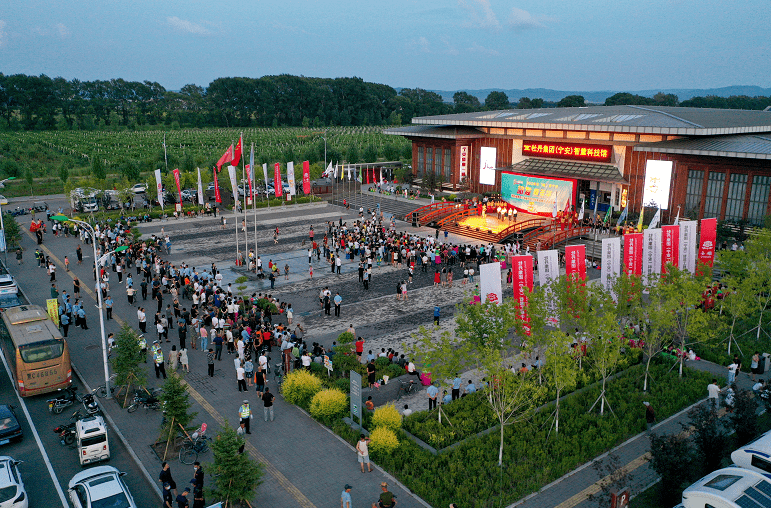 渤海两镇居民数千人齐聚牡丹集团(宁安)智慧科技馆门前,开启"穿越千山