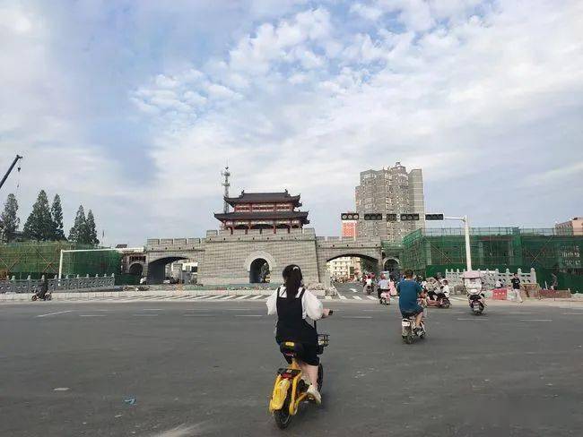 城市防御系统加固,同时范围扩大到原有城墙外的聚落而兴建第二道城池