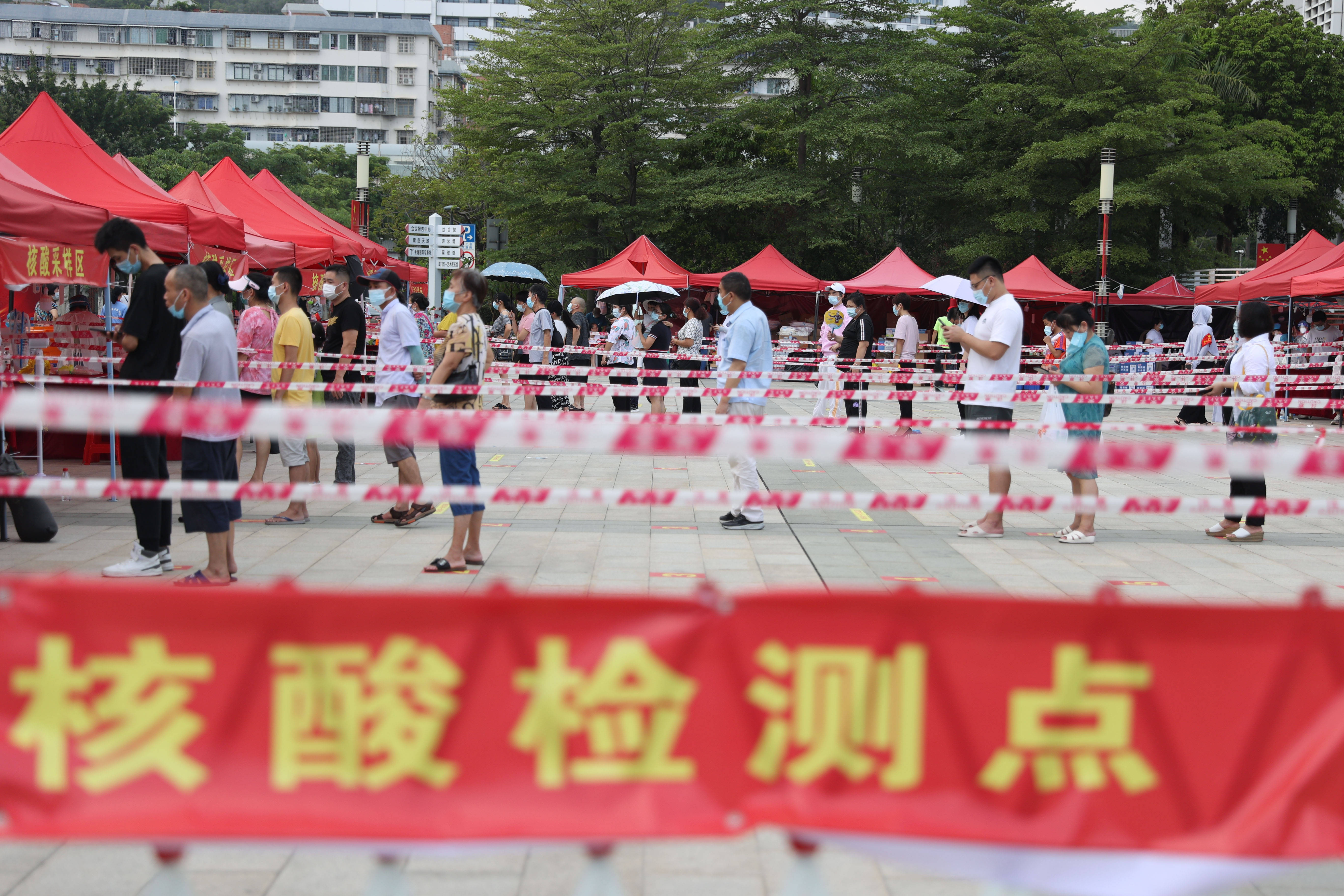 8月2日,在福建厦门五一文化广场检测点,市民有序排队等待核酸检测.