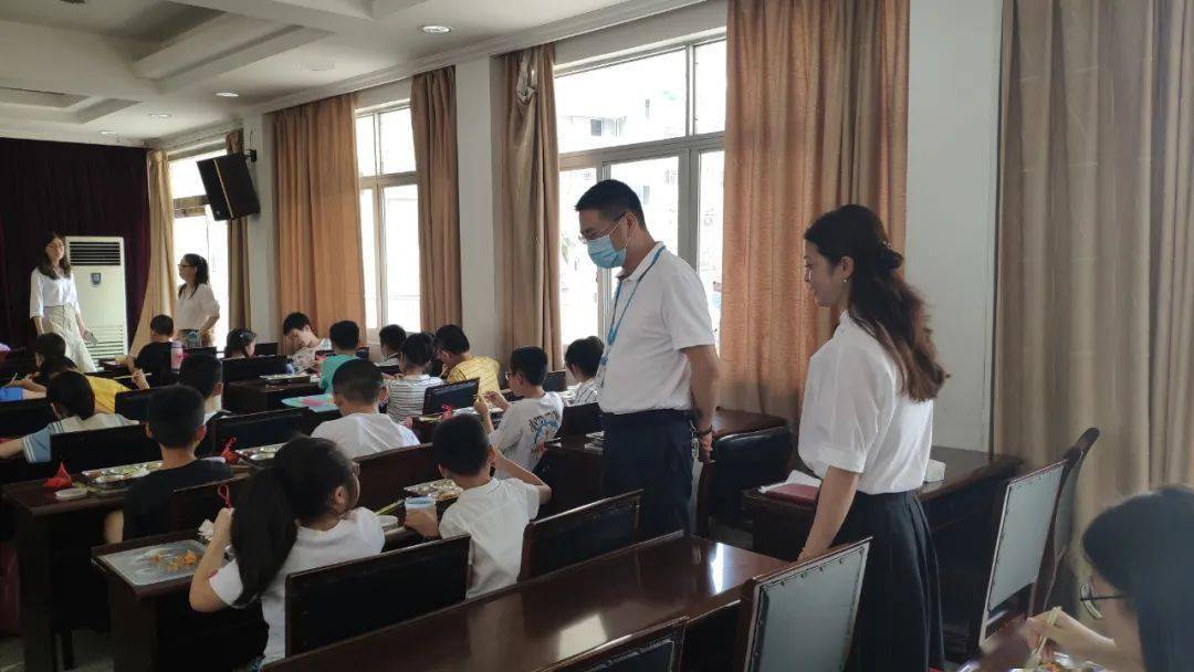 市教育局党委书记,局长姜宗羽等领导调研暑期托管工作.