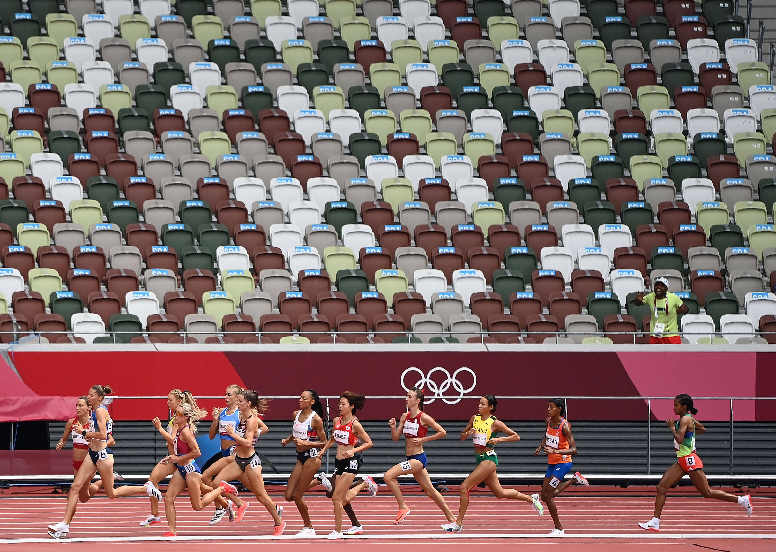 8月2日,选手在女子1500米预赛中.