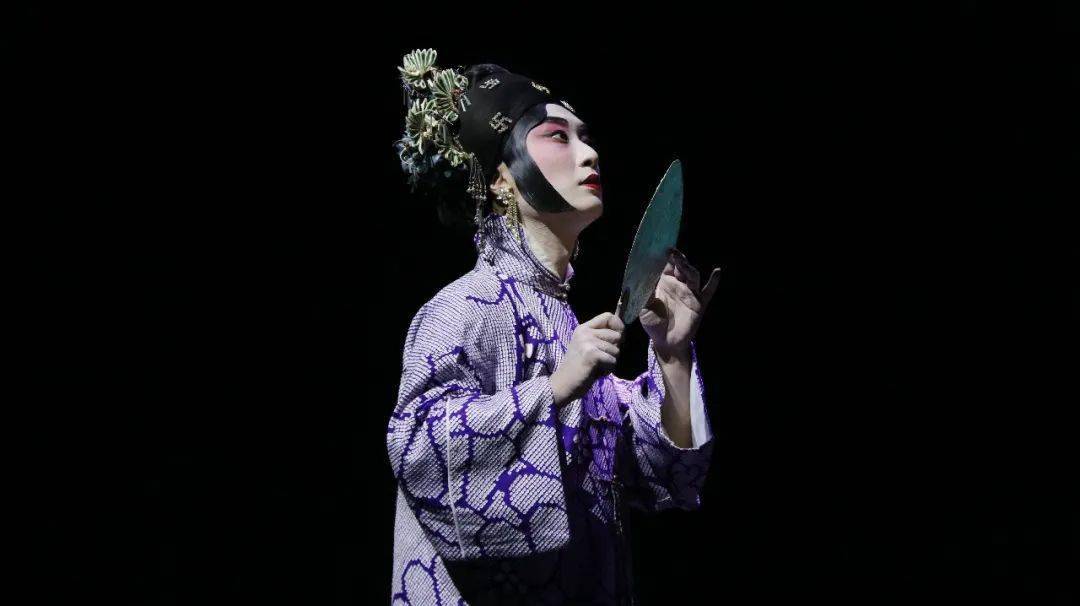 青年京剧男旦演员.师从马玉琪,滕莉,程乐等名家.