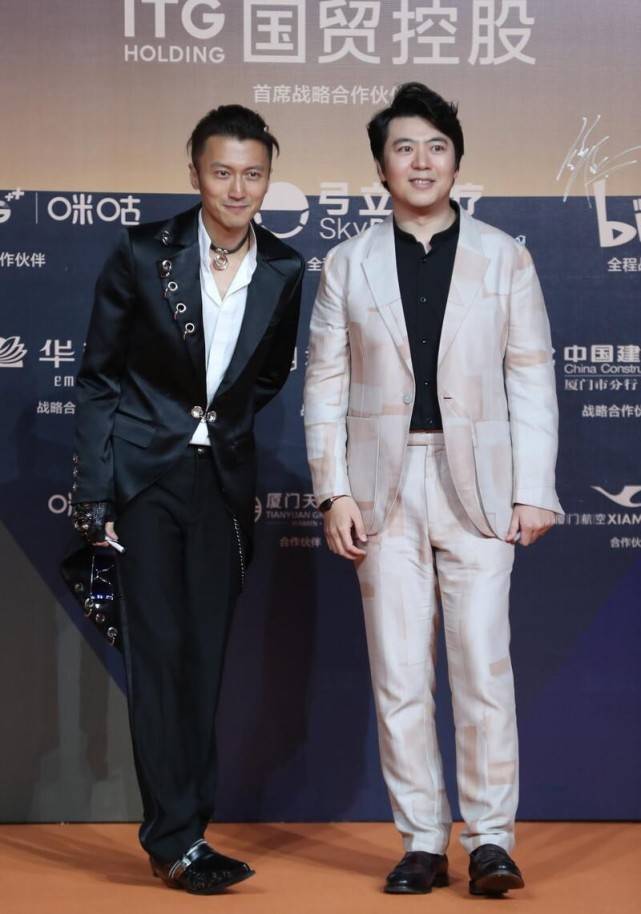 黑色|谢霆锋都40岁了，可气质仍然似潇洒少年，穿黑色显身材清瘦
