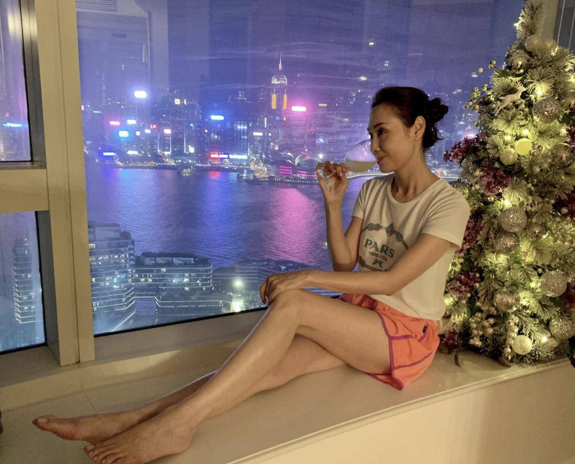 勾边|郭可盈的原装五官真抗老，穿斜肩上衣配喇叭裤，完全不像70年的