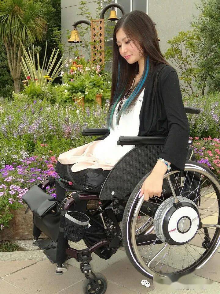 诗歌:《轮椅上的少女》作者:解幸东