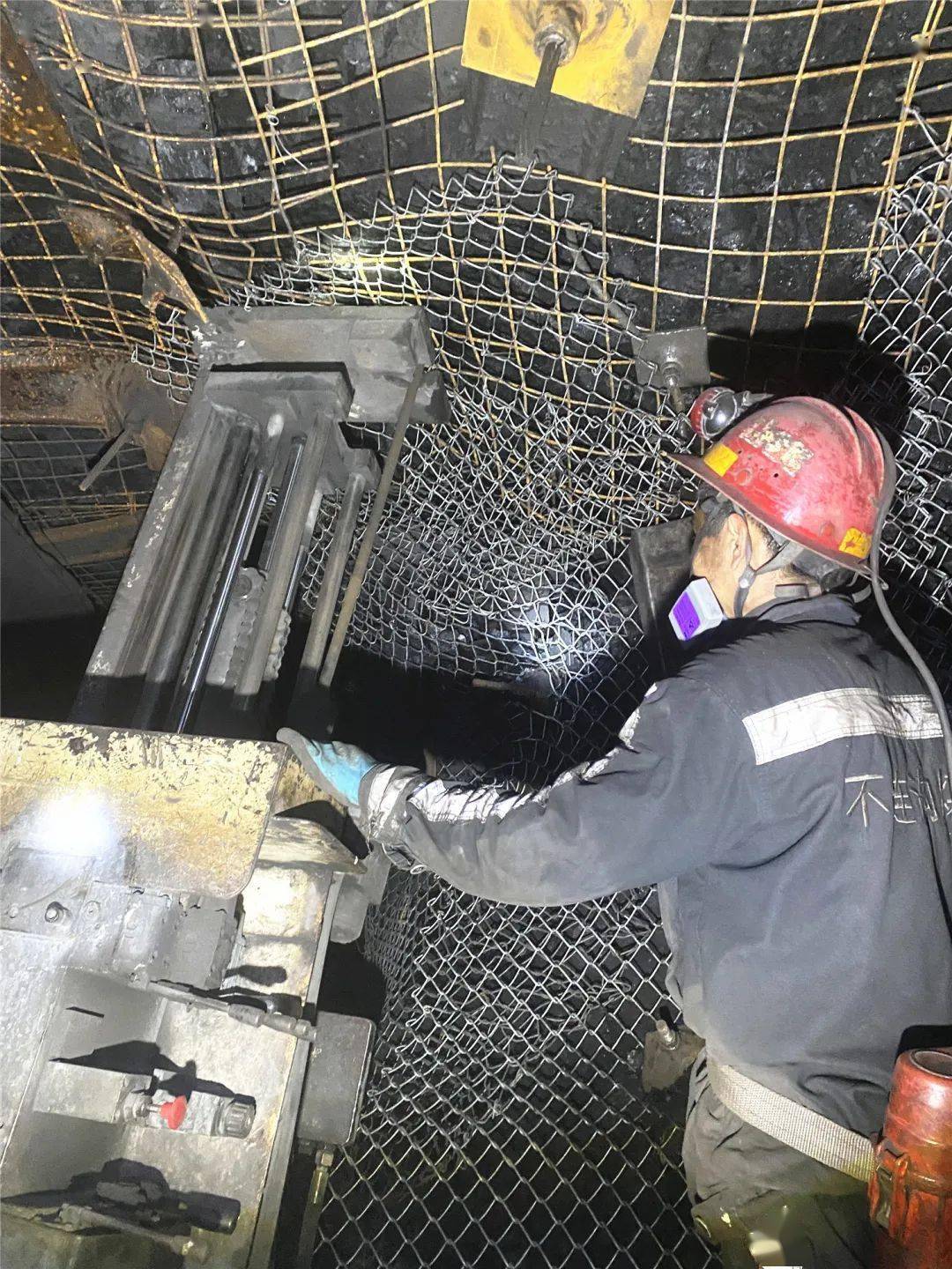 连采二队:f6225工作面切眼安全精准贯通_掘进
