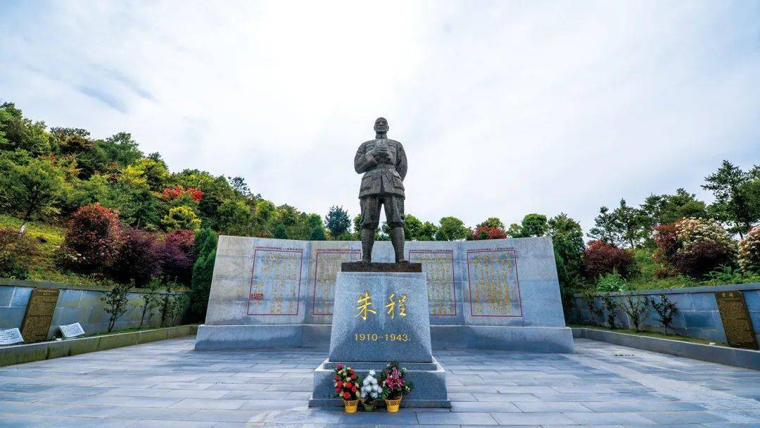 位于朱程将军广场的朱程铜像追光丨苍南矾山镇朱程故居小山村走出抗日