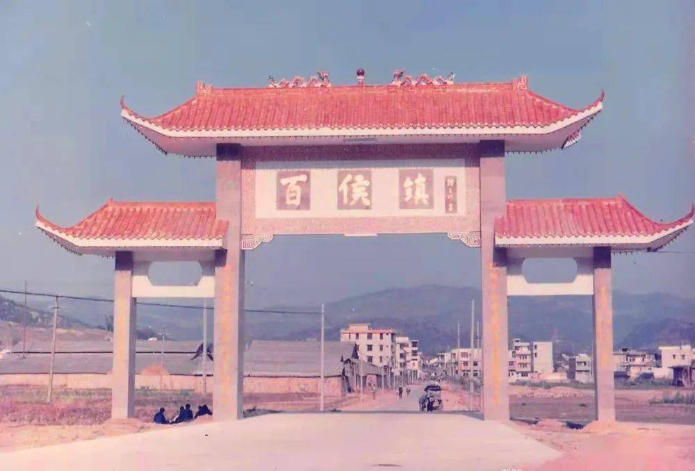 1992年曲滩坑口村▲耀凤小学幼儿班,小学毕业照▲此照片拍摄时学校