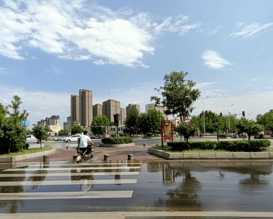 濮阳突降暴雨城区多条道路积水未来几天天气